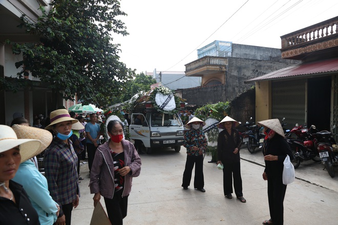 Người bố nghẹn ngào sau đám tang chiến sĩ CSCĐ: “Tôi thấy video lúc con bị tông mà không dám xem, thương nó quá... - Ảnh 1.