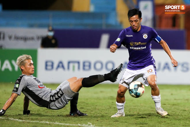 Quang Hải rực sáng: Biểu diễn ngẫu hứng như Ronaldo, cùng đồng đội hành hạ bạn thân Bùi Tiến Dũng - Ảnh 7. Quang Hải rực sáng: Biểu diễn ngẫu hứng như Ronaldo, cùng đồng đội hành hạ bạn thân Bùi Tiến Dũng - Ảnh 7.