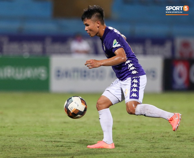 Quang Hải rực sáng: Biểu diễn ngẫu hứng như Ronaldo, cùng đồng đội hành hạ bạn thân Bùi Tiến Dũng - Ảnh 1. Quang Hải rực sáng: Biểu diễn ngẫu hứng như Ronaldo, cùng đồng đội hành hạ bạn thân Bùi Tiến Dũng - Ảnh 1.