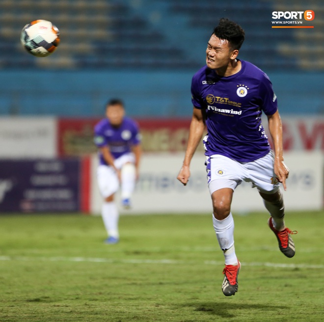 Quang Hải rực sáng: Biểu diễn ngẫu hứng như Ronaldo, cùng đồng đội hành hạ bạn thân Bùi Tiến Dũng - Ảnh 5. Quang Hải rực sáng: Biểu diễn ngẫu hứng như Ronaldo, cùng đồng đội hành hạ bạn thân Bùi Tiến Dũng - Ảnh 5.