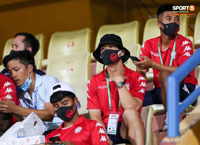 Quang Hải rực sáng: Biểu diễn ngẫu hứng như Ronaldo, cùng đồng đội hành hạ bạn thân Bùi Tiến Dũng - Ảnh 10. Quang Hải rực sáng: Biểu diễn ngẫu hứng như Ronaldo, cùng đồng đội hành hạ bạn thân Bùi Tiến Dũng - Ảnh 10.