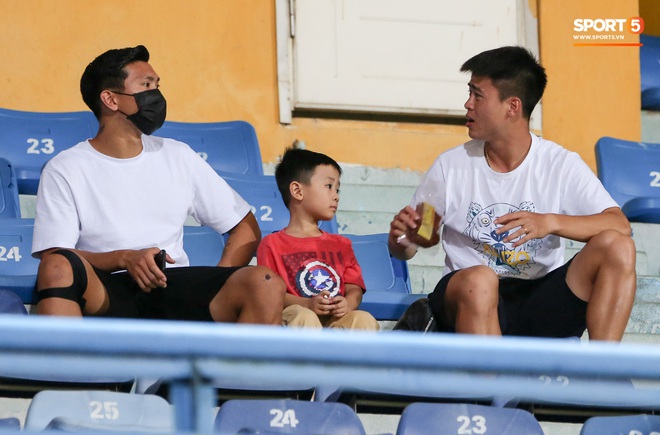 Quang Hải rực sáng: Biểu diễn ngẫu hứng như Ronaldo, cùng đồng đội hành hạ bạn thân Bùi Tiến Dũng - Ảnh 11. Quang Hải rực sáng: Biểu diễn ngẫu hứng như Ronaldo, cùng đồng đội hành hạ bạn thân Bùi Tiến Dũng - Ảnh 11.