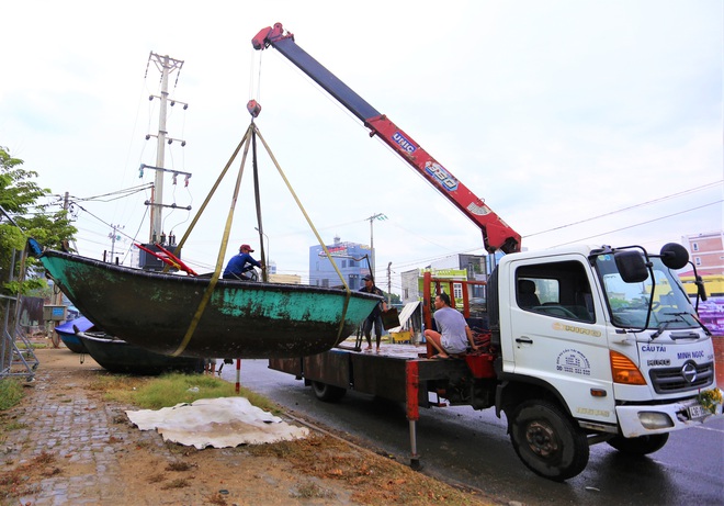 Ảnh: Sau Covid-19, người dân Đà Nẵng lại hối hả chống bão số 5 - Ảnh 15. Ảnh: Sau Covid-19, người dân Đà Nẵng lại hối hả chống bão số 5 - Ảnh 15.