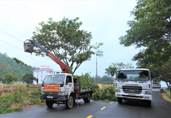 Ảnh: Sau Covid-19, người dân Đà Nẵng lại hối hả chống bão số 5 - Ảnh 14. Ảnh: Sau Covid-19, người dân Đà Nẵng lại hối hả chống bão số 5 - Ảnh 14.
