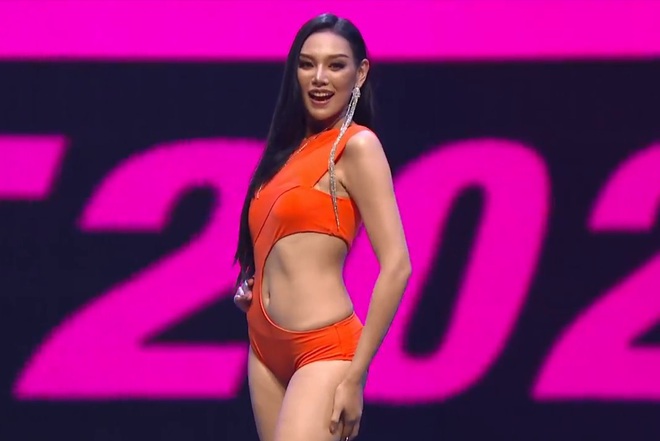 Vì áo tắm lởm của ban tổ chức, hàng loạt thí sinh Miss Grand Thailand 2020 lộ ngực trên sóng livestream - Ảnh 8. Vì áo tắm lởm của ban tổ chức, hàng loạt thí sinh Miss Grand Thailand 2020 lộ ngực trên sóng livestream - Ảnh 8.