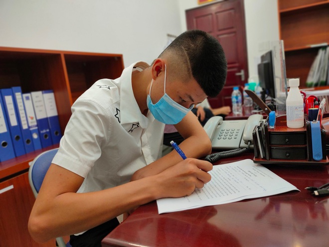 Con trai 19 tuổi thay mẹ ký đơn hiến tặng trái tim của cha cho bệnh nhi 11 tuổi - Ảnh 1. Con trai 19 tuổi thay mẹ ký đơn hiến tặng trái tim của cha cho bệnh nhi 11 tuổi - Ảnh 1.