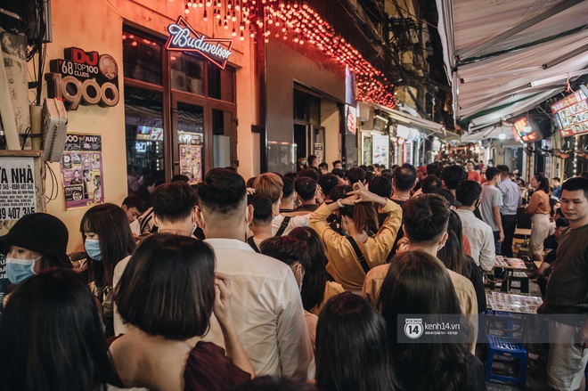 Tạ Hiện trở lại ngày Hà Nội trở lạnh: Người đông nghịt không có chỗ nhích chân! - Ảnh 13. Tạ Hiện trở lại ngày Hà Nội trở lạnh: Người đông nghịt không có chỗ nhích chân! - Ảnh 13.