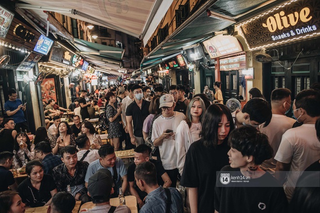 Tạ Hiện trở lại ngày Hà Nội trở lạnh: Người đông nghịt không có chỗ nhích chân! - Ảnh 12. Tạ Hiện trở lại ngày Hà Nội trở lạnh: Người đông nghịt không có chỗ nhích chân! - Ảnh 12.