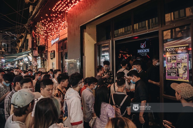 Tạ Hiện trở lại ngày Hà Nội trở lạnh: Người đông nghịt không có chỗ nhích chân! - Ảnh 14. Tạ Hiện trở lại ngày Hà Nội trở lạnh: Người đông nghịt không có chỗ nhích chân! - Ảnh 14.