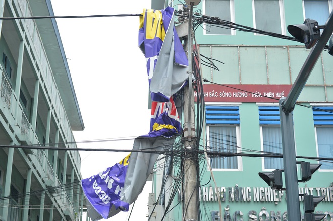 Cây ngã la liệt khiến 1 người chết và nhiều người bị thương, toàn tỉnh Thừa Thiên Huế mất điện sau khi bão số 5 đổ bộ - Ảnh 11. Cây ngã la liệt khiến 1 người chết và nhiều người bị thương, toàn tỉnh Thừa Thiên Huế mất điện sau khi bão số 5 đổ bộ - Ảnh 11.