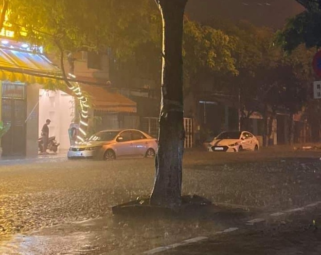 Ảnh hưởng của bão số 5: Đà Nẵng gió lốc, mưa lớn kèm sấm chớp - Ảnh 2.