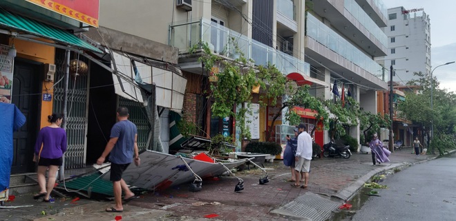 Bão số 5 khiến 23 người bị thương, 1 người đàn ông đi xe máy bị cây đè tử vong - Ảnh 3. Bão số 5 khiến 23 người bị thương, 1 người đàn ông đi xe máy bị cây đè tử vong - Ảnh 3.