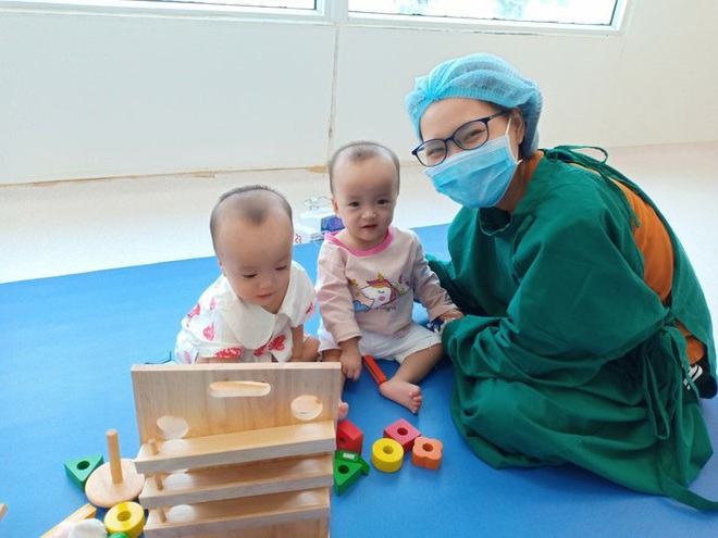 Trúc Nhi - Diệu Nhi hồn nhiên chơi đồ hàng sau 2 tháng phẫu thuật tách dính, nụ cười rạng rỡ và đáng yêu - Ảnh 1. Trúc Nhi - Diệu Nhi hồn nhiên chơi đồ hàng sau 2 tháng phẫu thuật tách dính, nụ cười rạng rỡ và đáng yêu - Ảnh 1.
