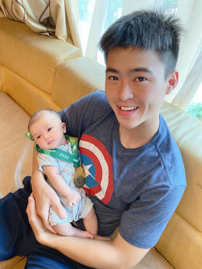 Hơn 1 tháng tuổi, con trai Duy Mạnh đã có huy chương vàng để đeo, biểu cảm cực đáng yêu nom giống bố như tạc - Ảnh 1.