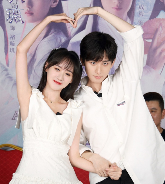 Biến Cbiz: Thành Nghị (Lưu Ly) ghẻ lạnh Viên Băng Nghiên ra mặt, sau 1 đêm mất 60.000 fan vì từ tình bể bình sang khác 180 độ - Ảnh 17. Biến Cbiz: Thành Nghị (Lưu Ly) ghẻ lạnh Viên Băng Nghiên ra mặt, sau 1 đêm mất 60.000 fan vì từ tình bể bình sang khác 180 độ - Ảnh 17.