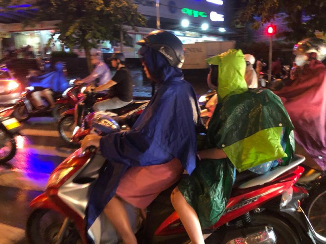 Ảnh: Cơn mưa xối xả đổ xuống Hà Nội giờ tan học khiến nhiều phụ huynh, học sinh mệt nhoài trên đường về nhà - Ảnh 5. Ảnh: Cơn mưa xối xả đổ xuống Hà Nội giờ tan học khiến nhiều phụ huynh, học sinh mệt nhoài trên đường về nhà - Ảnh 5.