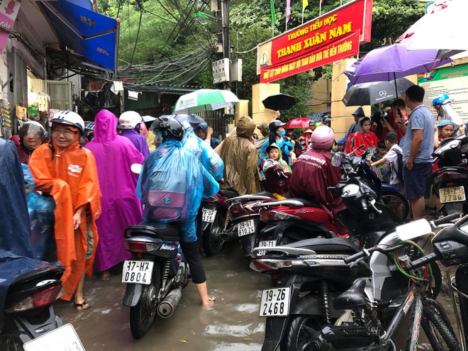 Ảnh: Cơn mưa xối xả đổ xuống Hà Nội giờ tan học khiến nhiều phụ huynh, học sinh mệt nhoài trên đường về nhà - Ảnh 1. Ảnh: Cơn mưa xối xả đổ xuống Hà Nội giờ tan học khiến nhiều phụ huynh, học sinh mệt nhoài trên đường về nhà - Ảnh 1.