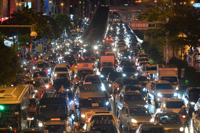 Ảnh: Cơn mưa xối xả đổ xuống Hà Nội giờ tan học khiến nhiều phụ huynh, học sinh mệt nhoài trên đường về nhà - Ảnh 9. Ảnh: Cơn mưa xối xả đổ xuống Hà Nội giờ tan học khiến nhiều phụ huynh, học sinh mệt nhoài trên đường về nhà - Ảnh 9.