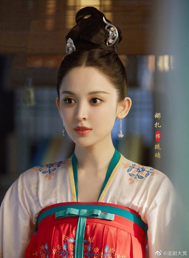 Cổ Lực Na Trát bị soi biểu cảm đơ cứng ở phim mới, diễn thế này mà tranh suất chiếu của Triệu Lệ Dĩnh ư? - Ảnh 1. Cổ Lực Na Trát bị soi biểu cảm đơ cứng ở phim mới, diễn thế này mà tranh suất chiếu của Triệu Lệ Dĩnh ư? - Ảnh 1.
