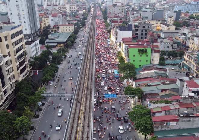 Nhiều tuyến đường Hà Nội ùn tắc do cơn giông đang kéo đến - Ảnh 6. Nhiều tuyến đường Hà Nội ùn tắc do cơn giông đang kéo đến - Ảnh 6.