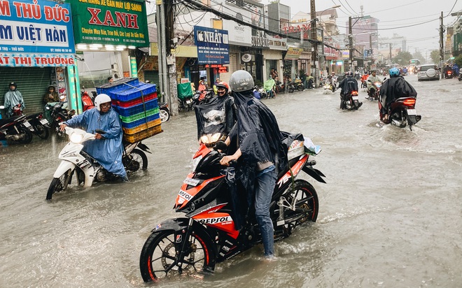 TP.HCM: Chợ Thủ Đức ngập nặng từ trong ra ngoài do mưa lớn, nhiều tiểu thương “khóc ròng” - Ảnh 1. TP.HCM: Chợ Thủ Đức ngập nặng từ trong ra ngoài do mưa lớn, nhiều tiểu thương “khóc ròng” - Ảnh 1.