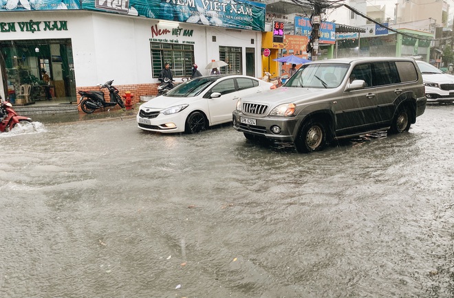 TP.HCM: Chợ Thủ Đức ngập nặng từ trong ra ngoài do mưa lớn, nhiều tiểu thương “khóc ròng” - Ảnh 3. TP.HCM: Chợ Thủ Đức ngập nặng từ trong ra ngoài do mưa lớn, nhiều tiểu thương “khóc ròng” - Ảnh 3.