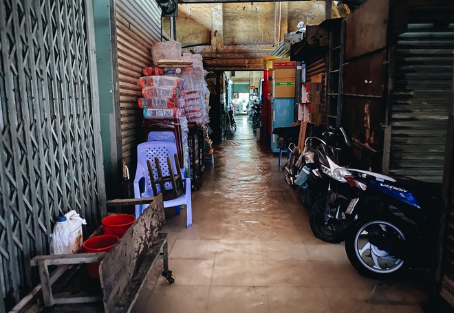 TP.HCM: Chợ Thủ Đức ngập nặng từ trong ra ngoài do mưa lớn, nhiều tiểu thương “khóc ròng” - Ảnh 7. TP.HCM: Chợ Thủ Đức ngập nặng từ trong ra ngoài do mưa lớn, nhiều tiểu thương “khóc ròng” - Ảnh 7.