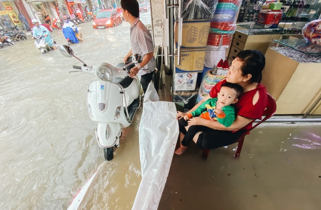 TP.HCM: Chợ Thủ Đức ngập nặng từ trong ra ngoài do mưa lớn, nhiều tiểu thương “khóc ròng” - Ảnh 9. TP.HCM: Chợ Thủ Đức ngập nặng từ trong ra ngoài do mưa lớn, nhiều tiểu thương “khóc ròng” - Ảnh 9.