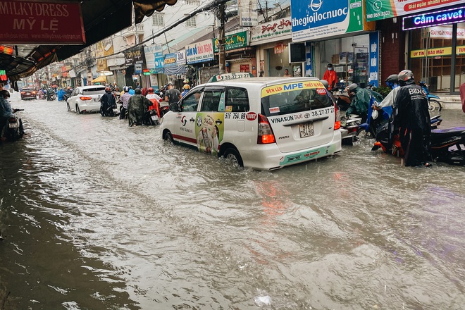 TP.HCM: Chợ Thủ Đức ngập nặng từ trong ra ngoài do mưa lớn, nhiều tiểu thương “khóc ròng” - Ảnh 4. TP.HCM: Chợ Thủ Đức ngập nặng từ trong ra ngoài do mưa lớn, nhiều tiểu thương “khóc ròng” - Ảnh 4.