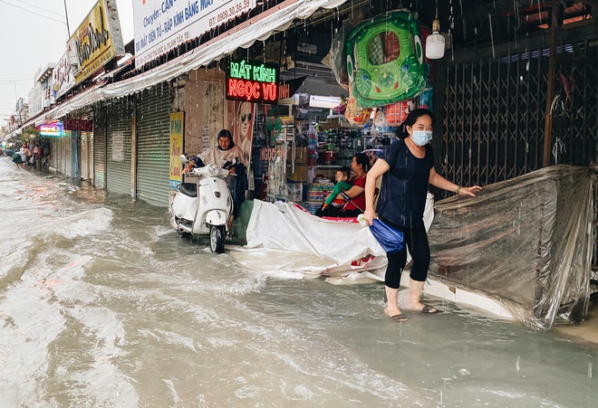 TP.HCM: Chợ Thủ Đức ngập nặng từ trong ra ngoài do mưa lớn, nhiều tiểu thương “khóc ròng” - Ảnh 14. TP.HCM: Chợ Thủ Đức ngập nặng từ trong ra ngoài do mưa lớn, nhiều tiểu thương “khóc ròng” - Ảnh 14.
