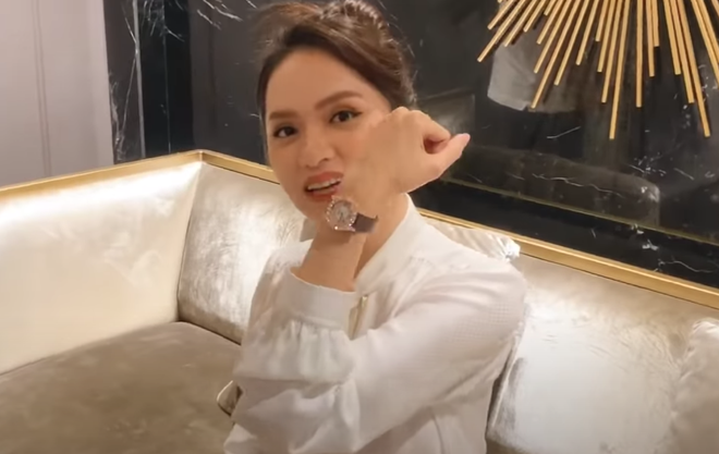 Hương Giang tung vlog khoe biệt thự xa hoa, còn chốt đơn 2 đồng hồ giá 1,2 tỷ: Nữ CEO quyền lực Vbiz đây rồi! - Ảnh 5. Hương Giang tung vlog khoe biệt thự xa hoa, còn chốt đơn 2 đồng hồ giá 1,2 tỷ: Nữ CEO quyền lực Vbiz đây rồi! - Ảnh 5.
