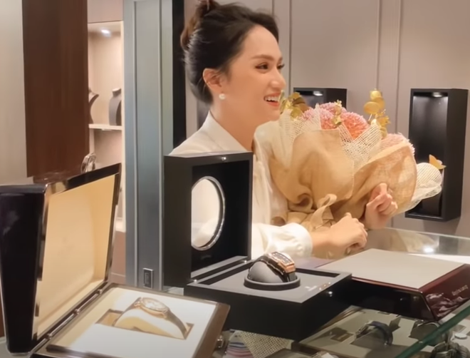 Hương Giang tung vlog khoe biệt thự xa hoa, còn chốt đơn 2 đồng hồ giá 1,2 tỷ: Nữ CEO quyền lực Vbiz đây rồi! - Ảnh 7. Hương Giang tung vlog khoe biệt thự xa hoa, còn chốt đơn 2 đồng hồ giá 1,2 tỷ: Nữ CEO quyền lực Vbiz đây rồi! - Ảnh 7.