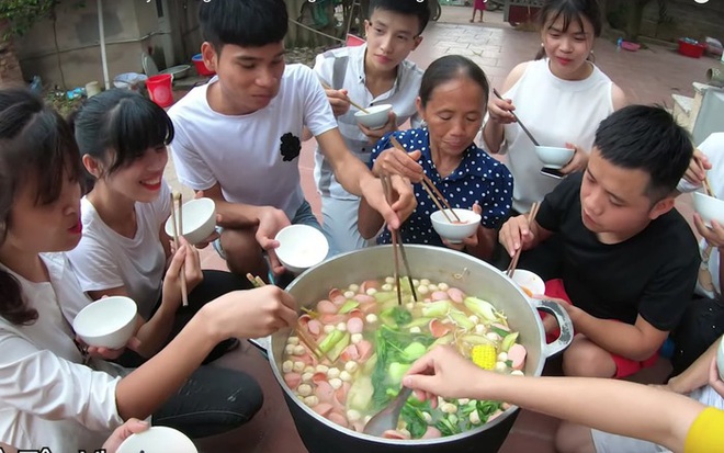 Những điều khiến Bà Tân Vlog được cư dân mạng khen ngợi hết lời: hoá ra bà cũng đáng yêu quá này! - Ảnh 2. Những điều khiến Bà Tân Vlog được cư dân mạng khen ngợi hết lời: hoá ra bà cũng đáng yêu quá này! - Ảnh 2.