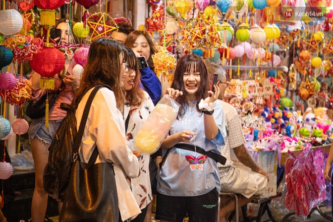 Ảnh: Người lớn đổ bộ đu đưa ở phố lồng đèn Sài Gòn, tìm đỏ con mắt chẳng thấy các bé thiếu nhi đâu? - Ảnh 5. Ảnh: Người lớn đổ bộ đu đưa ở phố lồng đèn Sài Gòn, tìm đỏ con mắt chẳng thấy các bé thiếu nhi đâu? - Ảnh 5.