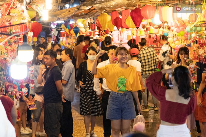 Ảnh: Người lớn đổ bộ đu đưa ở phố lồng đèn Sài Gòn, tìm đỏ con mắt chẳng thấy các bé thiếu nhi đâu? - Ảnh 9. Ảnh: Người lớn đổ bộ đu đưa ở phố lồng đèn Sài Gòn, tìm đỏ con mắt chẳng thấy các bé thiếu nhi đâu? - Ảnh 9.