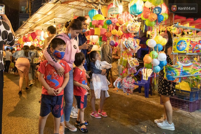 Ảnh: Người lớn đổ bộ đu đưa ở phố lồng đèn Sài Gòn, tìm đỏ con mắt chẳng thấy các bé thiếu nhi đâu? - Ảnh 10. Ảnh: Người lớn đổ bộ đu đưa ở phố lồng đèn Sài Gòn, tìm đỏ con mắt chẳng thấy các bé thiếu nhi đâu? - Ảnh 10.