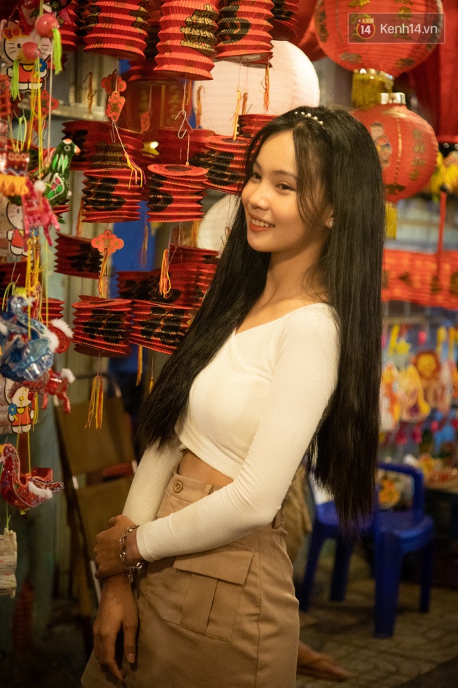 Ảnh: Người lớn đổ bộ đu đưa ở phố lồng đèn Sài Gòn, tìm đỏ con mắt chẳng thấy các bé thiếu nhi đâu? - Ảnh 1. Ảnh: Người lớn đổ bộ đu đưa ở phố lồng đèn Sài Gòn, tìm đỏ con mắt chẳng thấy các bé thiếu nhi đâu? - Ảnh 1.