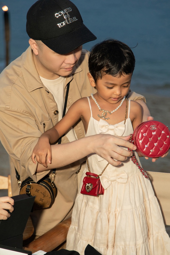 Làm con nuôi của Đỗ Mạnh Cường thích thật, mới 4 tuổi đã được bố tặng túi Chanel đắt giá, sinh nhật được tổ chức hẳn ngoài biển! - Ảnh 3.