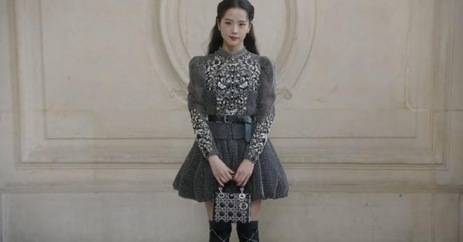 HEISS: Jisoo ist bei der Dior-Show extrem schön, vom Kleid bis zum Make-up-Layout ist alles perfekt – Foto 2. HEISS: Jisoo ist bei der Dior-Show extrem schön, vom Kleid bis zum Make-up-Layout ist alles perfekt – Foto 2.