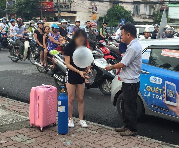 Clip sốc: Cô gái xinh đẹp quỵt tiền taxi, kéo theo bình khí, hít bóng cười rồi vạ vật giữa đường phố Hà Nội - Ảnh 2.