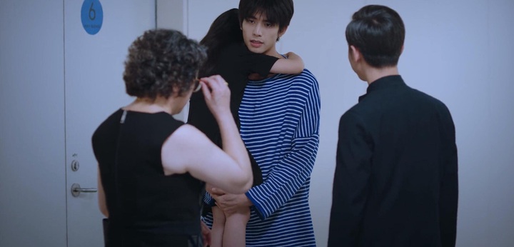 Vắng mặt Tống Uy Long, cả nhà Đàm Tùng Vận té nhào bất tỉnh một loạt ở Lấy Danh Nghĩa Người Nhà tập 9 - Ảnh 2.