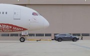 Xe điện Tesla kéo được cả máy bay nặng 130 tấn, phá đổ kỷ lục Guinness