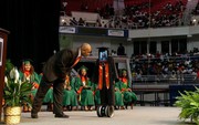 Nữ sinh đang phải nằm viện khiến cả trường bất ngờ khi dự lễ tốt nghiệp bằng robot