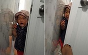 Bức ảnh con gái mè nheo đòi chui vào nhà vệ sinh cùng mẹ tưởng hài hước, nhưng câu chuyện phía sau khiến nhiều người rơi lệ