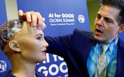 Giám đốc AI của Facebook tuyên bố: Sophia chỉ là con rối - nữ robot đáp trả thế nào?