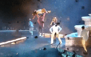 Taylor Swift nằm mơ cũng không ngờ có ngày bị chính dancer của mình gạt chân ngã chổng vó trên sân khấu