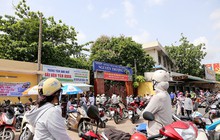 Nắng nóng khiến mồ hôi rơi lã chã nhưng bao cha mẹ vẫn đứng ngoài cổng chờ chỉ với mong muốn giản đơn: "Mong con có động lực làm bài thi thật tốt"