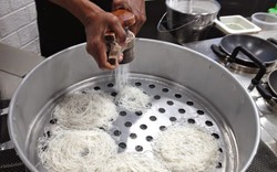 Có ai ngờ được người Ấn ăn "bún" cùng sữa dừa và đó lại là một món đặc sản Có ai ngờ được người Ấn ăn "bún" cùng sữa dừa và đó lại là một món đặc sản