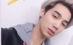 Thí sinh gốc Việt thi show Drag Queen của Mỹ bất ngờ khoe giọng với bản hit "Để cho em khóc" Thí sinh gốc Việt thi show Drag Queen của Mỹ bất ngờ khoe giọng với bản hit "Để cho em khóc"