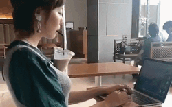 Không biết phải cảm thấy sao với trend uống trà sữa bằng... vòng 1 của các thiếu nữ Nhật Không biết phải cảm thấy sao với trend uống trà sữa bằng... vòng 1 của các thiếu nữ Nhật